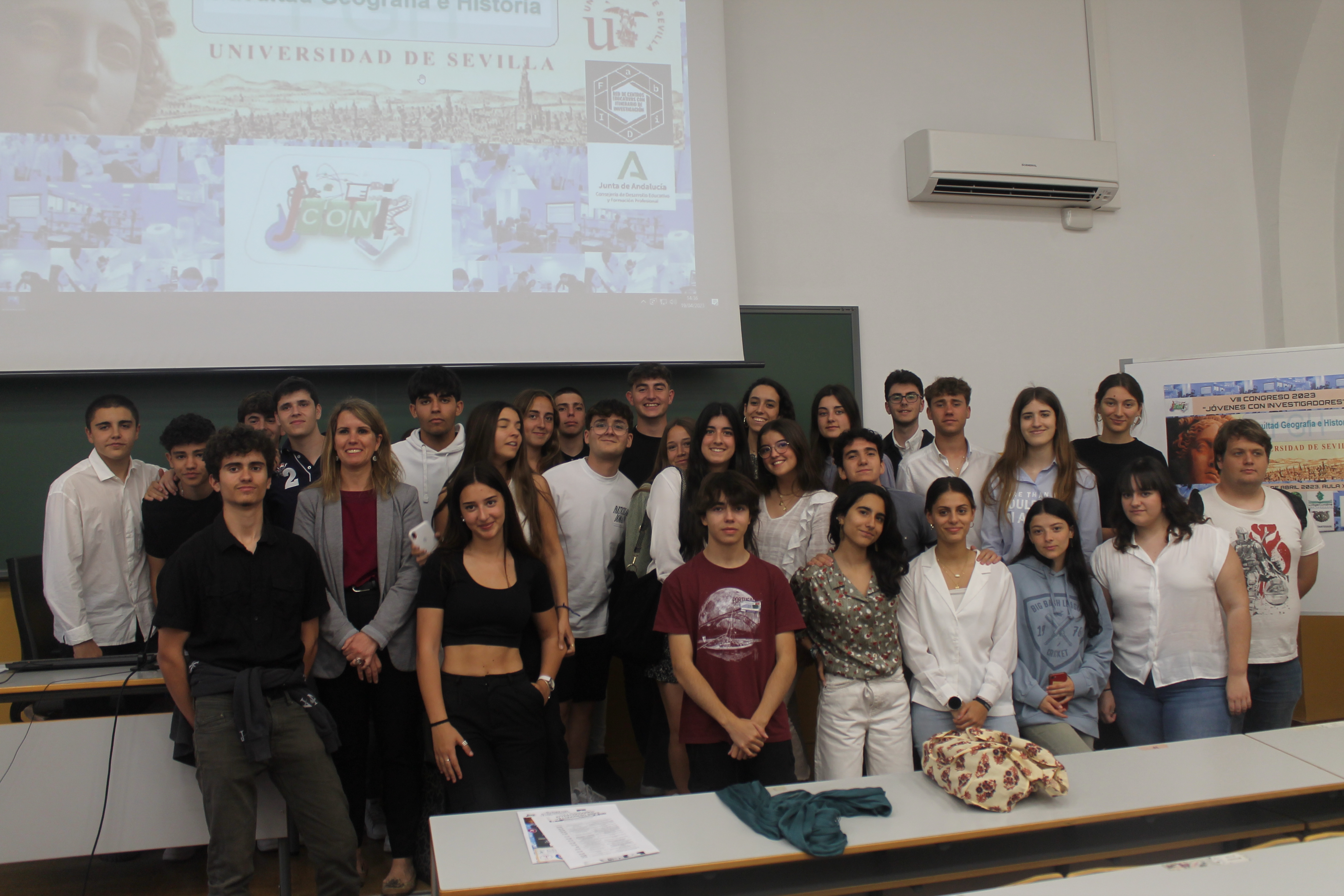 Alumnado de 1º Bach IES ÍTACA en VIII Congreso Jóvenes con Investigadores